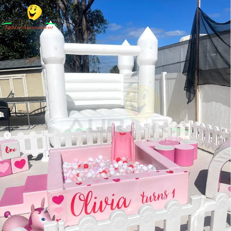 Πλατόπεδο εσωτερικών παιδιών Soft Play Set Παιδιά Παιδική μπάλα Pit Bounce House με διαδρόμιο