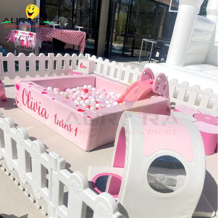 Πλατόπεδο εσωτερικών παιδιών Soft Play Set Παιδιά Παιδική μπάλα Pit Bounce House με διαδρόμιο
