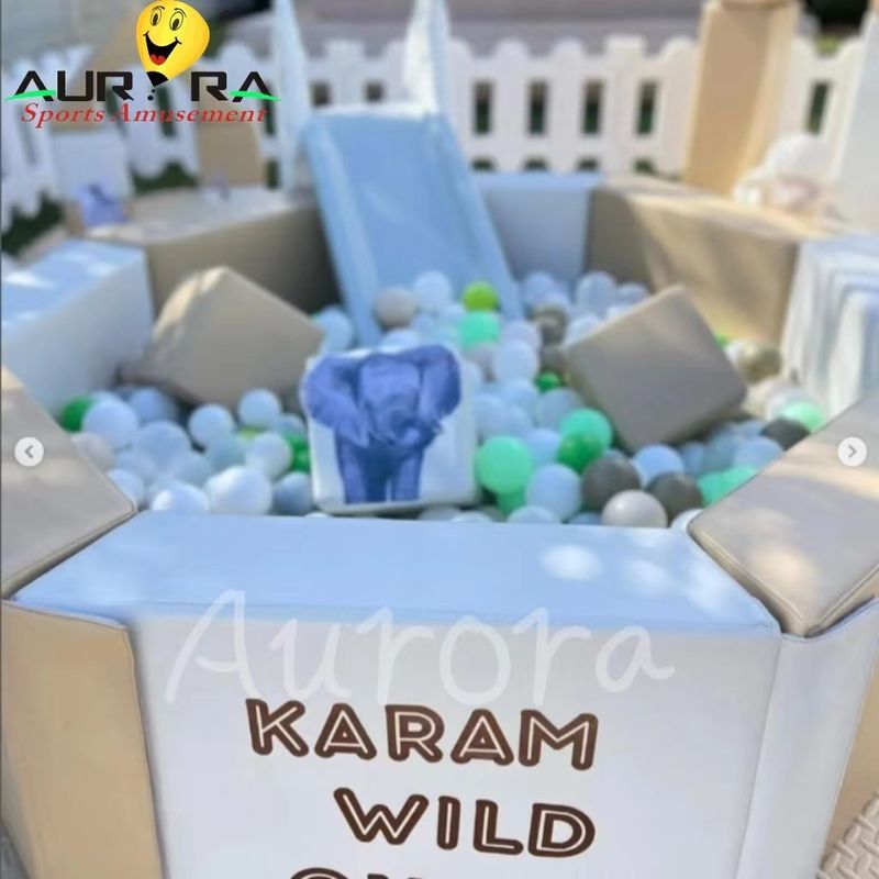 Καφέ και λευκό PVC PU φουσκωτό μαλακό εξοπλισμό παιχνιδιού παιδική χαρά προσαρμοσμένο χρώμα