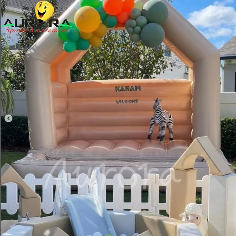 Καφέ και λευκό PVC PU φουσκωτό μαλακό εξοπλισμό παιχνιδιού παιδική χαρά προσαρμοσμένο χρώμα